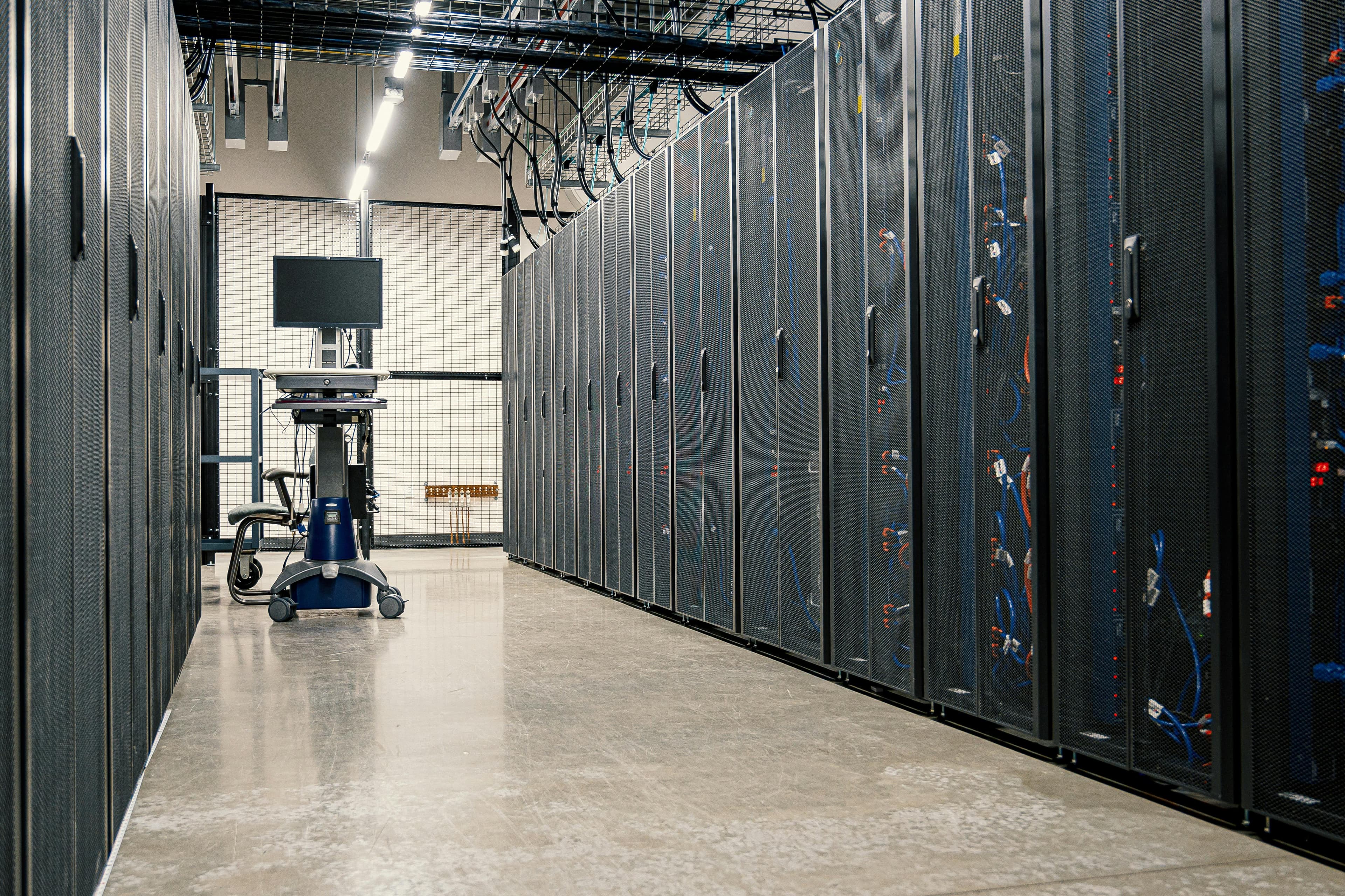 Data Centers: Mid-Career Professionals ke liye Naya Golden Opportunity? Career Shift ka Real Truth