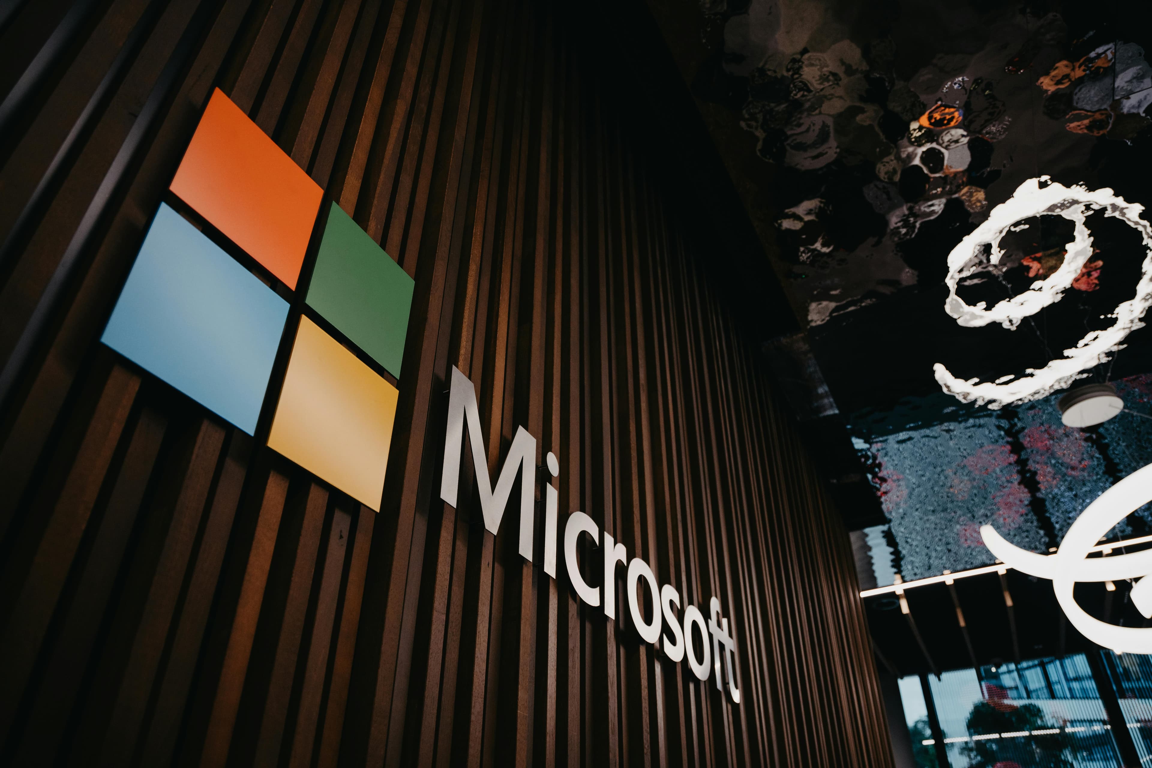Microsoft ka $10 Billion AI Plan: Kaise Ek Decision ne Stock ko 20% Tak Uda Diya